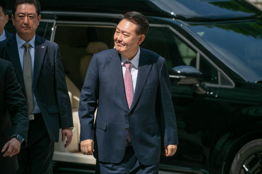 지난 6월9일 윤석열 전 대통령이 서울 서초구 서울중앙지방법원에서 열린 12·3 비상계엄 내란 우두머리 혐의·직권남용 권리행사 방해 혐의 사건 6차 공판에 출석하고 있다.<사진공동취재단·연합뉴스 사진>